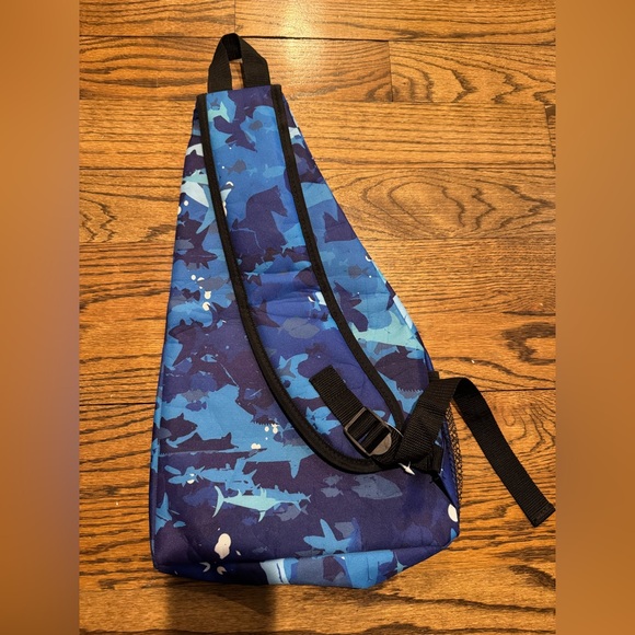 Ripley’s Aquarium shark-themed sling bag with taped seams - Picture 2 of 3
